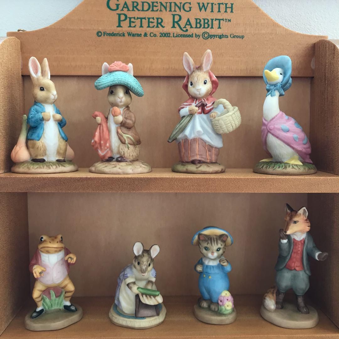 PETER RABBITピーターラビット フィギュアコレクション + 飾り台 - ARU