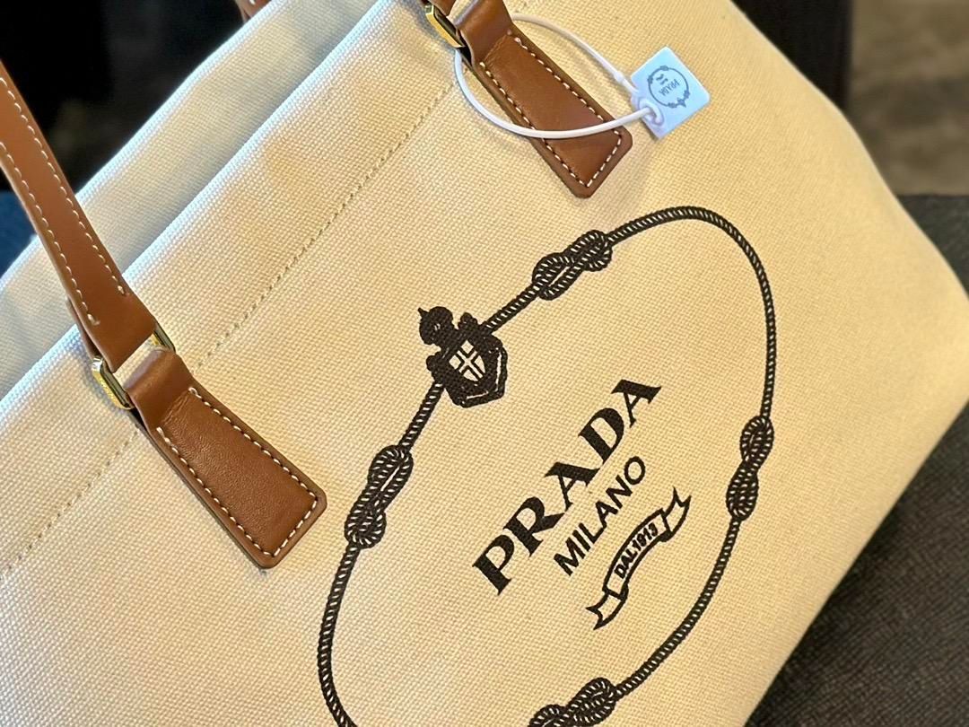 PRADAプラダの通勤必須のキャンバスショルダーバッグ