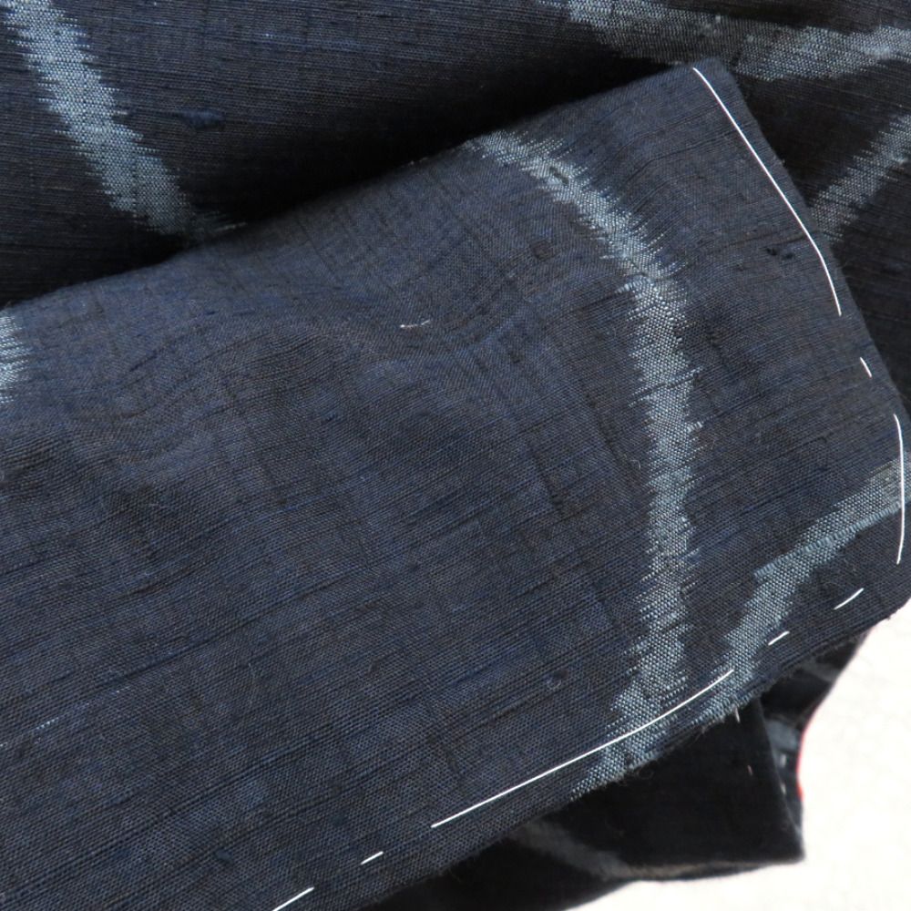 紬 着物 本真綿織 正絹 紺 水色 唐草 袷 広衿 端布付き しつけ糸付き  