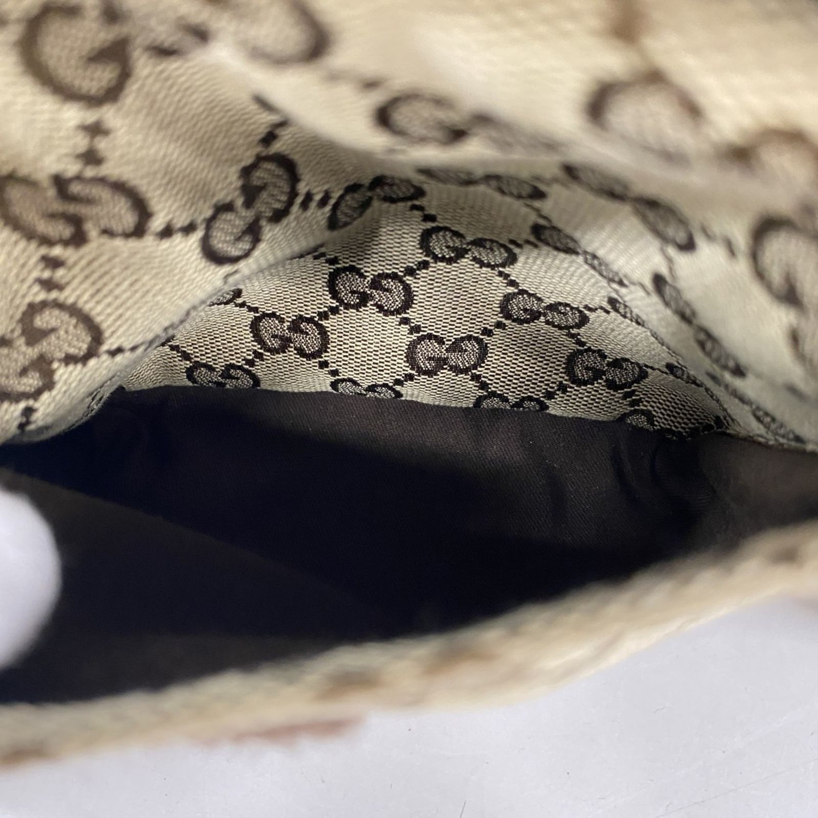 ベージュ ブラウン