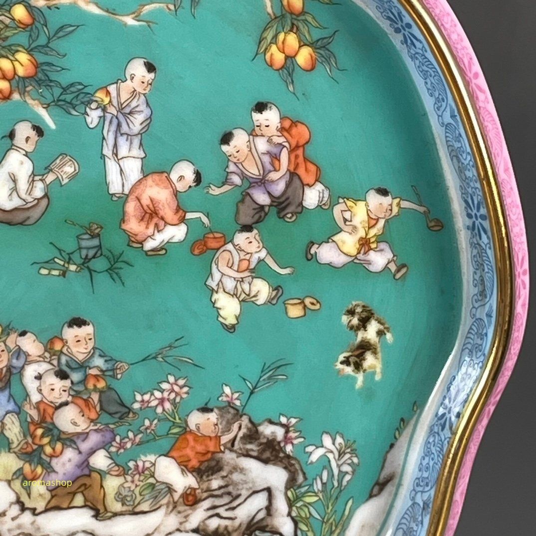磁器 粉彩 緑底 嬰戯図 花口賞皿 装飾品 置物 置物 磁器