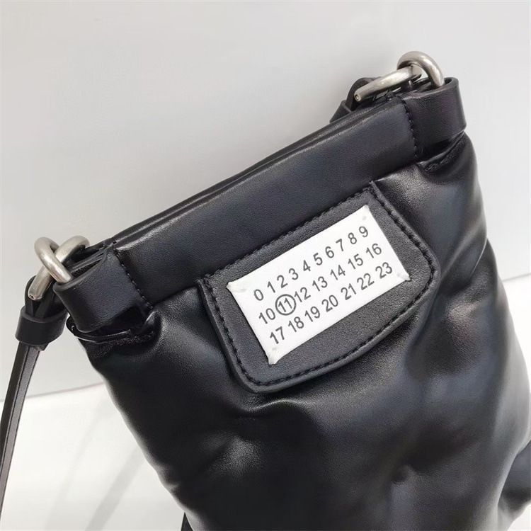 大人気新品 メゾンマルジェラ Maison Margiela MM6 スマホポーチ バッグ ショルダーバッグ ブラック - メルカリ