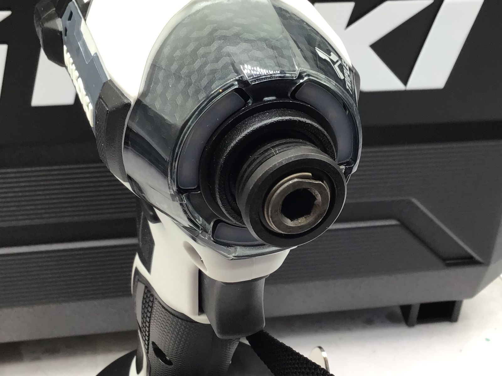 フロスティホワイト