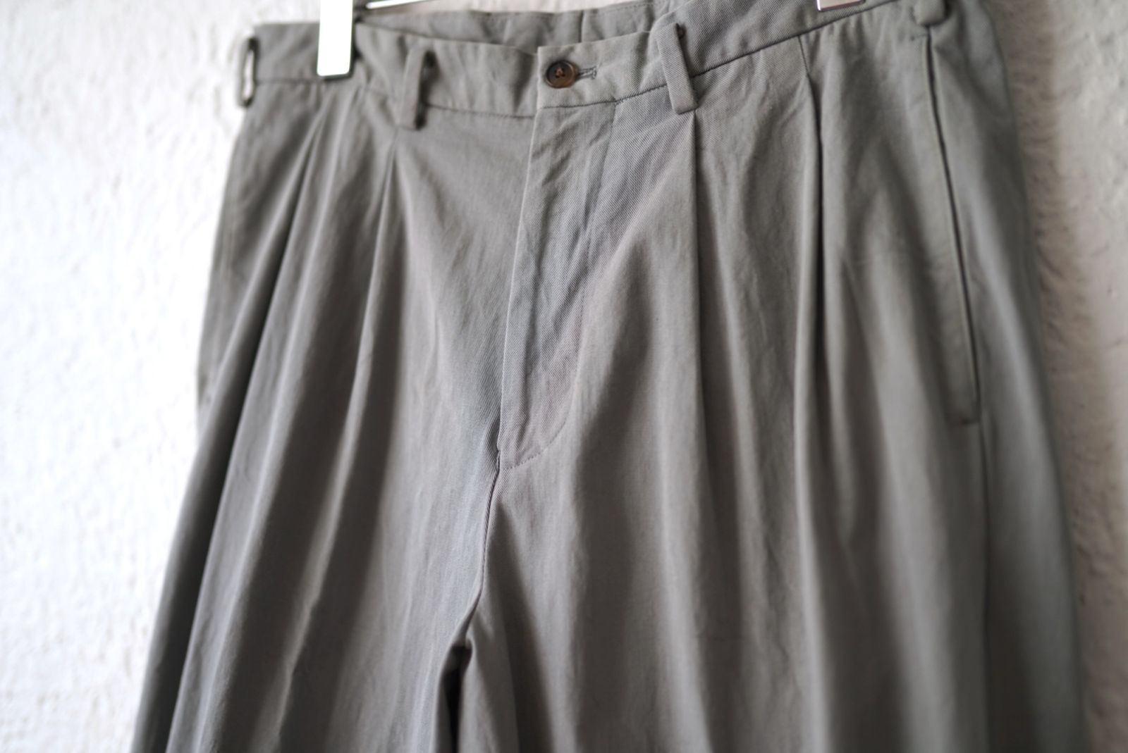 23SS TROUSER006 GEORGE 2タックチノトラウザーズパンツ / HEUGN(ユーゲン)