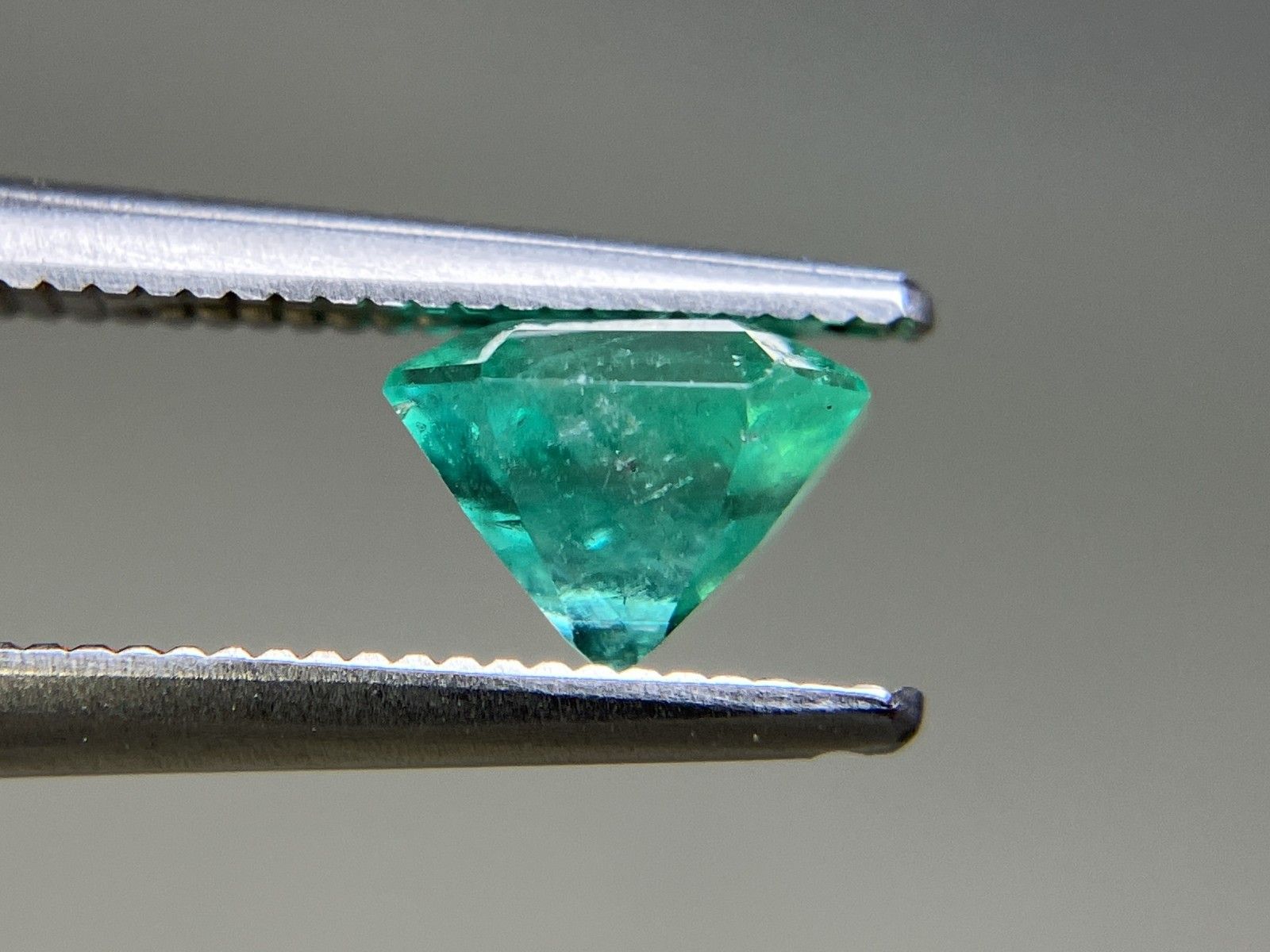 エメラルド 天然 1.093ct 中央宝石ソーティング付き 6.53㎜×5.86  