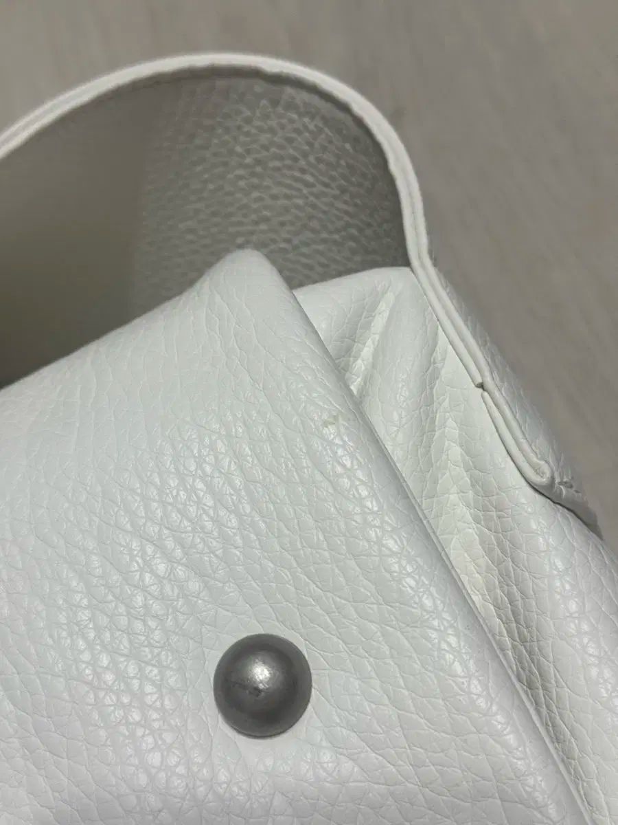 スタッド ホワイト