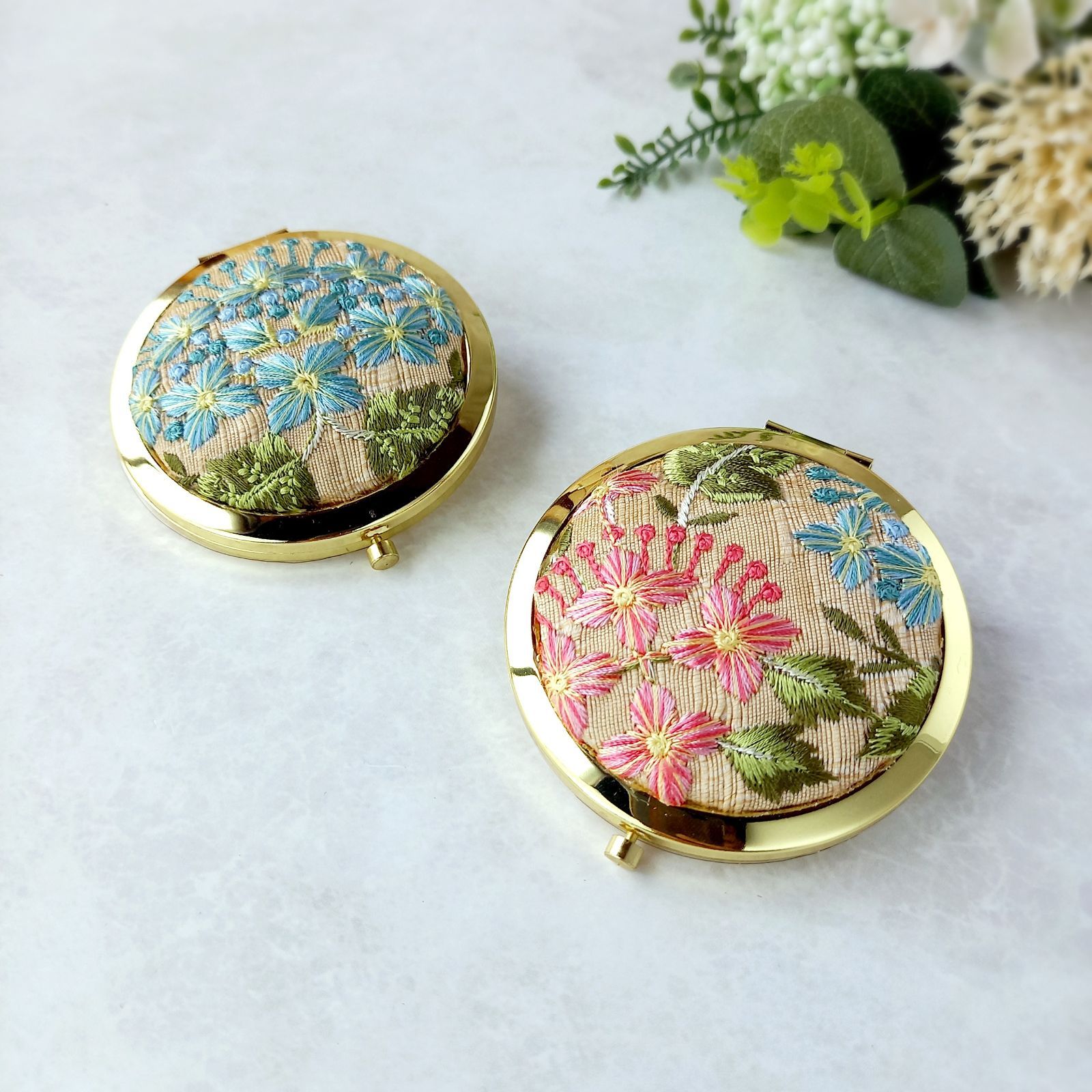 インド刺繍リボンのプッシュ式コンパクトミラー アジサイ柄 - メルカリ