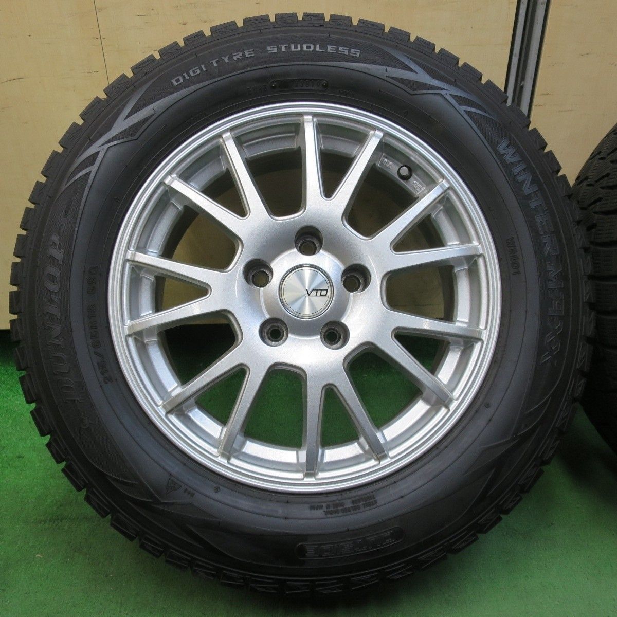 バリ溝 キレイ ほぼ10分 スタッドレス 215 65R16 ダンロップ ウインターマックス WM01 VTO 社外 アルミ 16インチ PCD114.3 5H 5031704イス