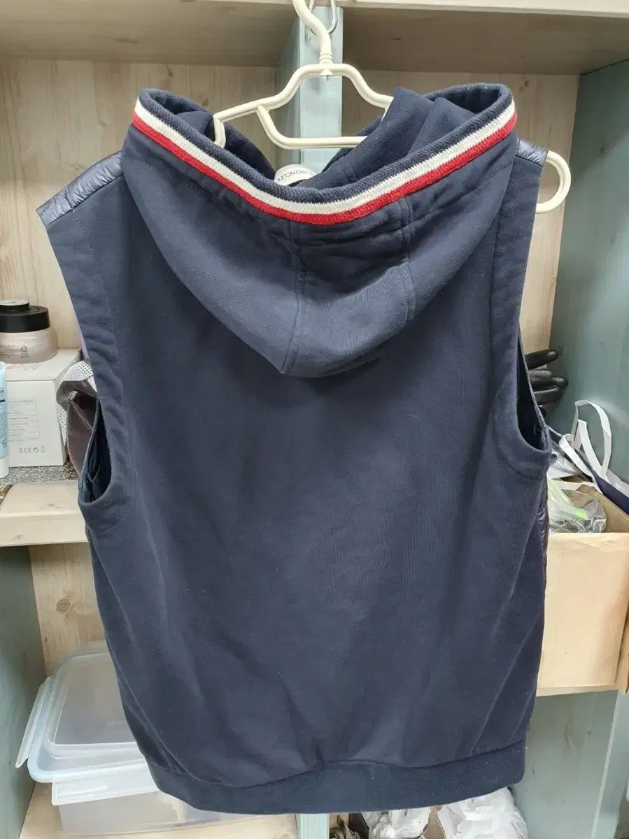 MONCLER フード付きダウンベスト ネイビー　トリコロール　サイズ4 XL MONCLER(モンクレール) フード ダウンジャケット ベスト