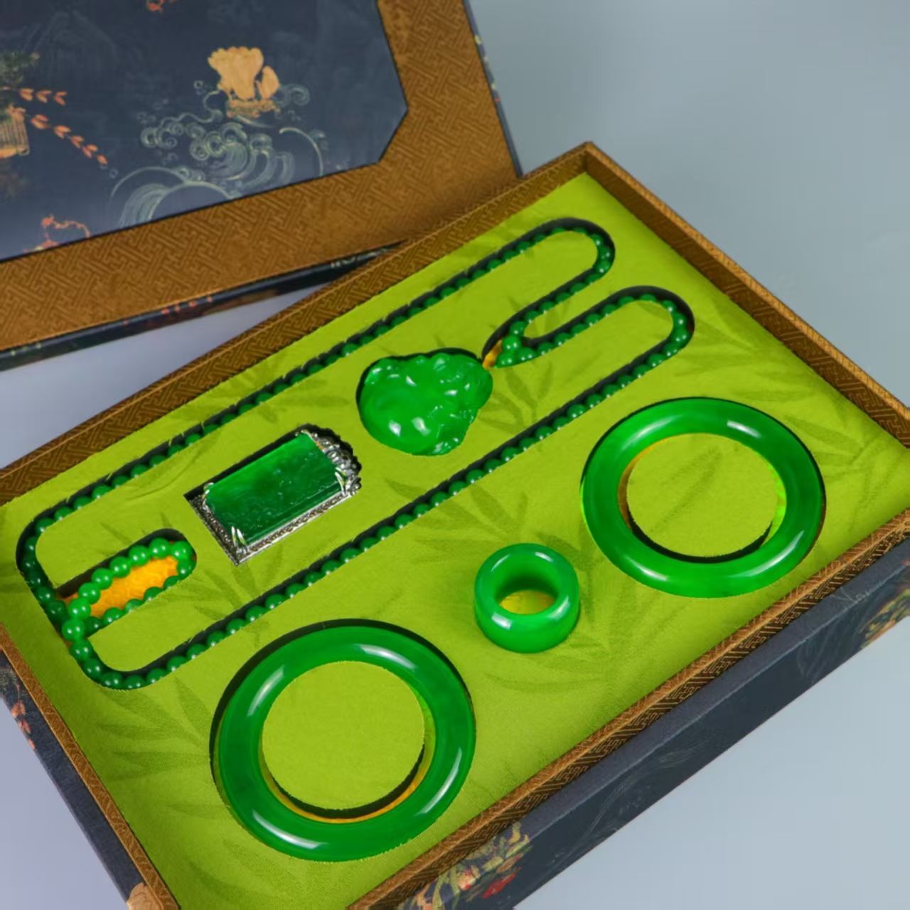 清代 宮廷御蔵 髙氷翡翠彫 帝王緑 ネックレス 腕輪 アクセサリ指輪 置物 時代物 旧家蔵岀し 唐物 中国古 R092617