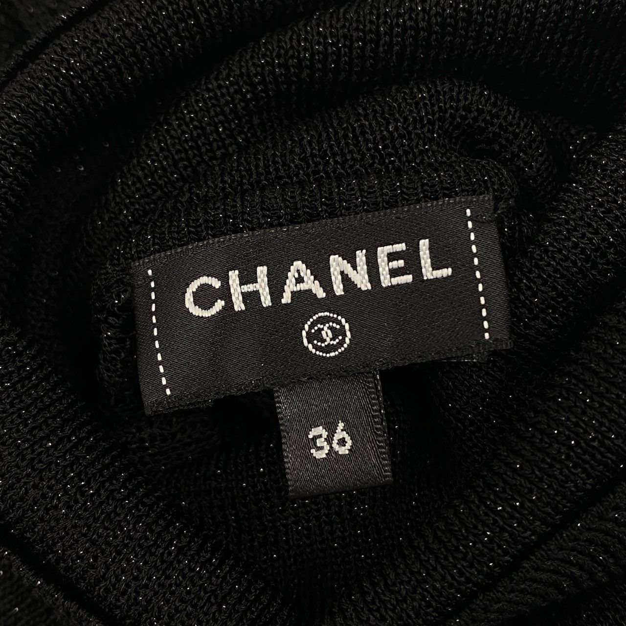 7f11 【美品】CHANEL シャネル 2023AW タートルネック ラメ入り 薄手ニット トップス ロゴプレート P75380K10834 サイズ36 ブラック レディース CHANEL - 7f11 【美品】CHANEL シャネル 2023AW タートルネック