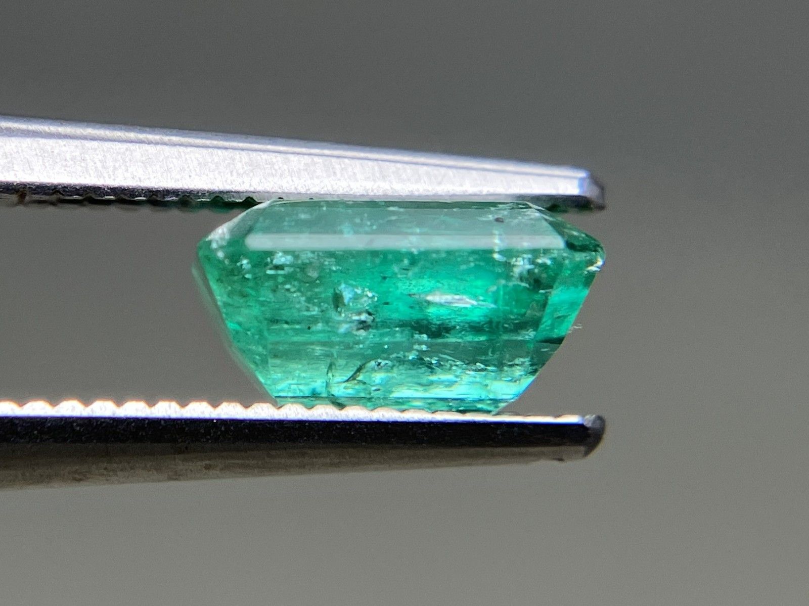 エメラルド 天然 1.656ct 中央宝石ソーティング付き 7.67㎜×6.70