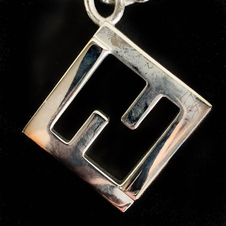 FENDI　フェンディ　チャーム　キーホルダー　シルバー　ロゴデザイン FENDI フェンディ チャーム キーホルダー シルバー ロゴデザイン