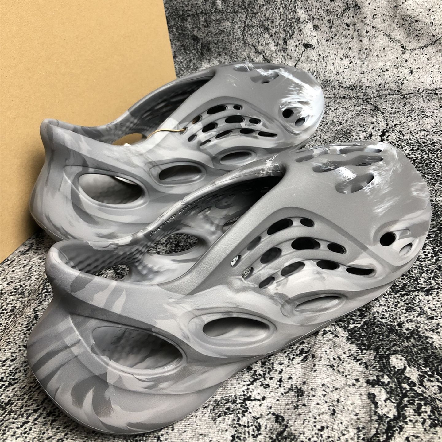 YZY FOAM RNR Mx Granite アディダス フォームランナー adidas YEEZY 