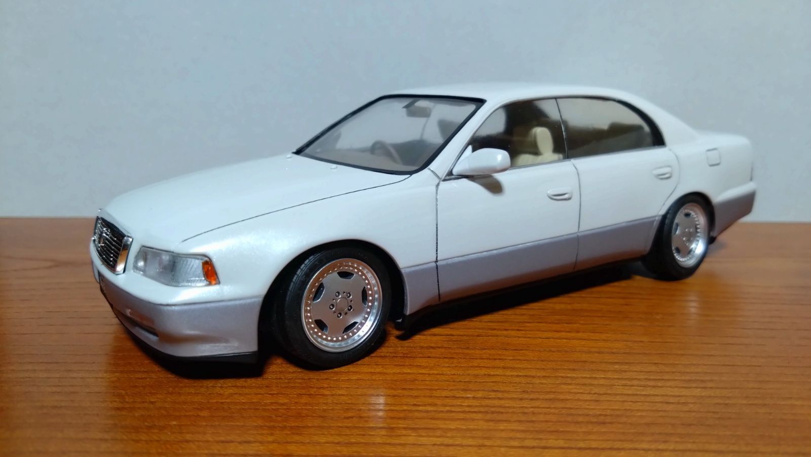 アオシマ 1/24 トヨタ・クラウン マジェスタ(UZS141) プラモデル完成品