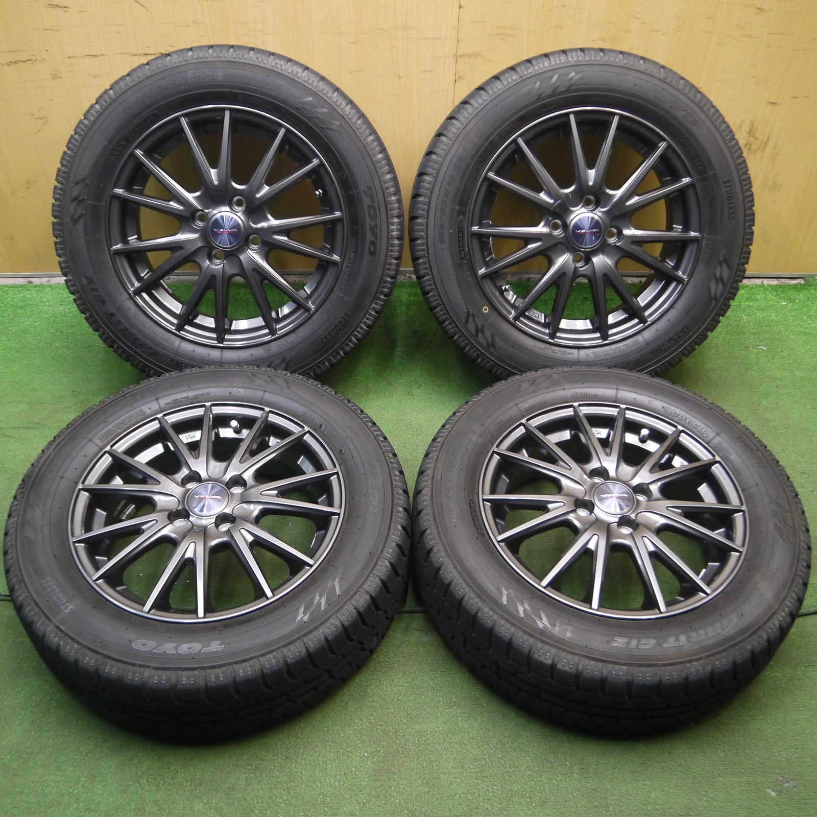 送料無料*バリ溝！キレイ！9.5分☆スタッドレス 185/65R15 トーヨー 