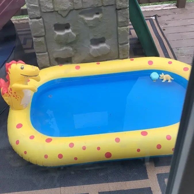 プール 家庭用 ミニ 噴水 付き カートゥーン調 恐竜 デザイン おしゃれ かわいい ファミリー 遊具 屋外 折りたたみ 水遊び 夏休み