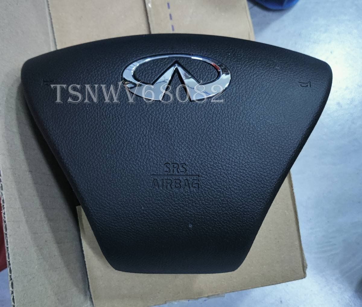 ● ●インフィニティ Y51フーガ 欧米仕様Q70 M37 M56 Ｍ35h エアバックカバー INFINITI エンブレム付