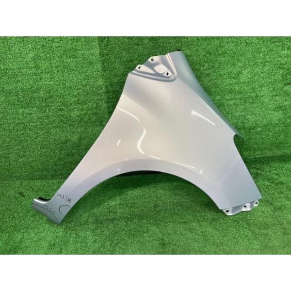 ヴィッツ KSP90 右フロントフェンダー Fリミテッド2 53811-52420 9AE