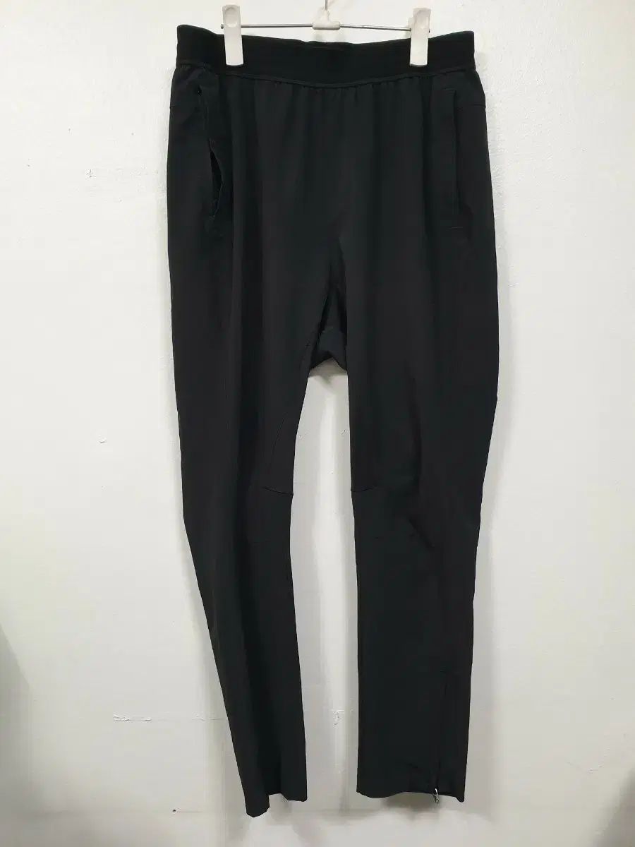 adidas(アディダス) 黒 シティー スリムフィット ウーブン パンツ XL サイズ