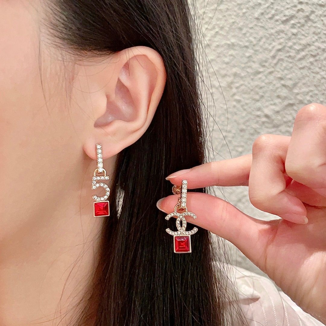 今日 Chanel ヴィンテージ アルファベットピアス です