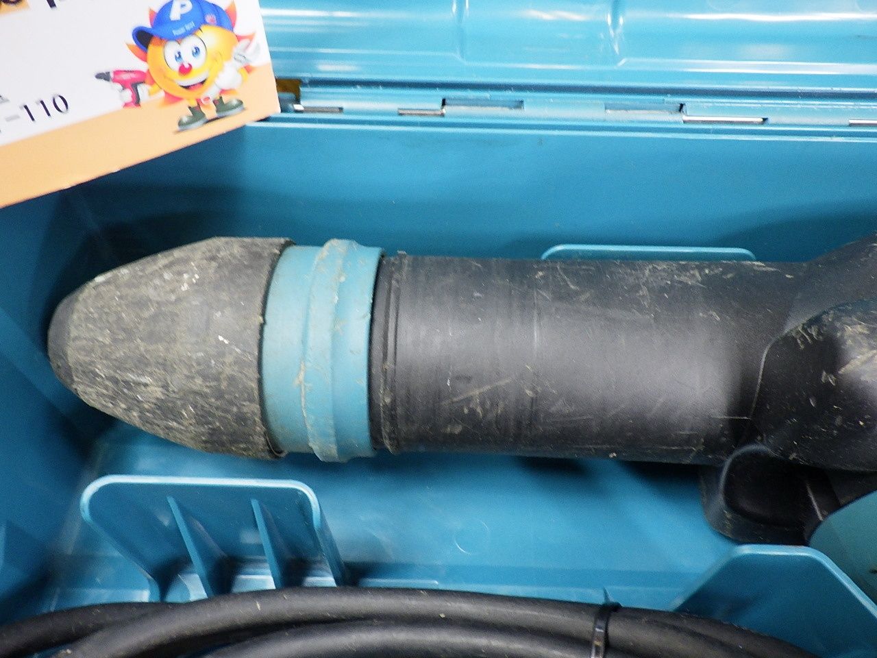 コンクリートの斫り作業に マキタ 電動ハンマ HM0871C SDSmaxシャンク コード式 品