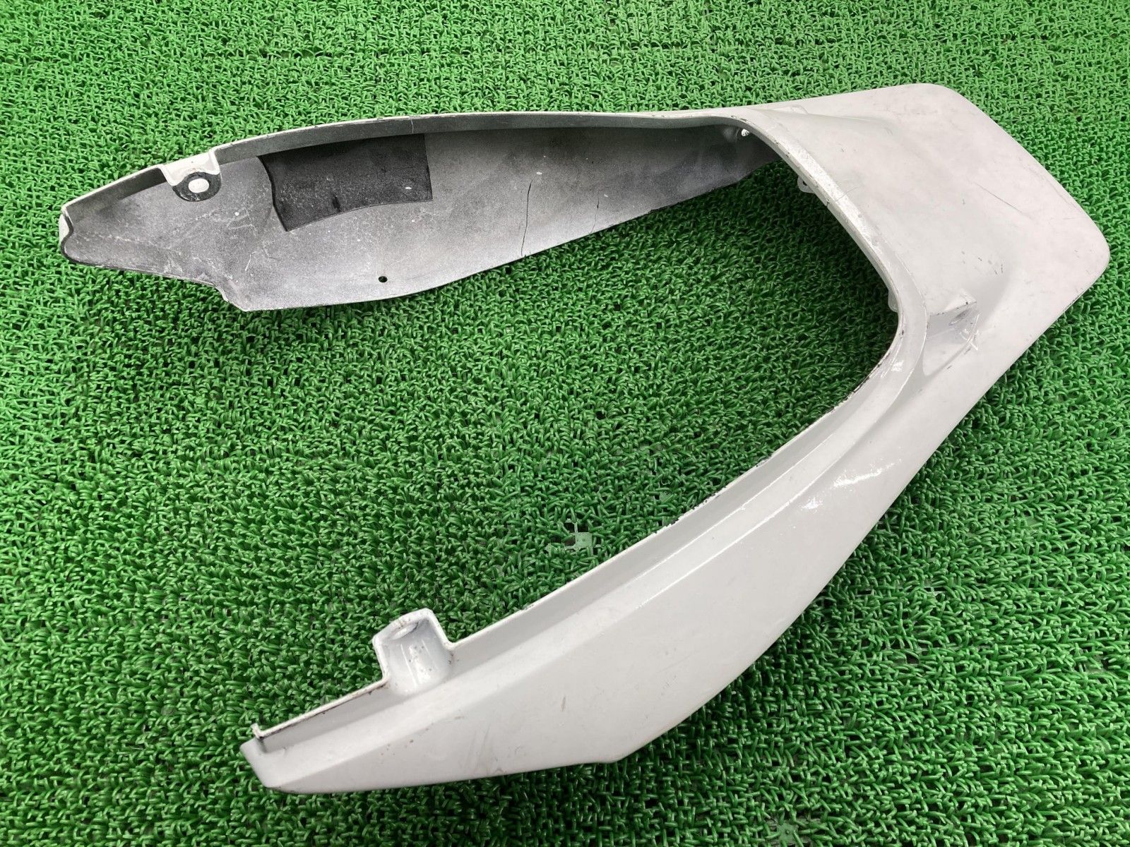 CB1300SF テールカウル 白 77210-MEJA ホンダ 純正 バイク 部品 SC54 CB1300SB シートカウル 修復素材に 車検 Genuine 【中古】 67 CB1300SF テールカウル 白 77210-MEJA ホンダ 純正 バイク 部品 SC54