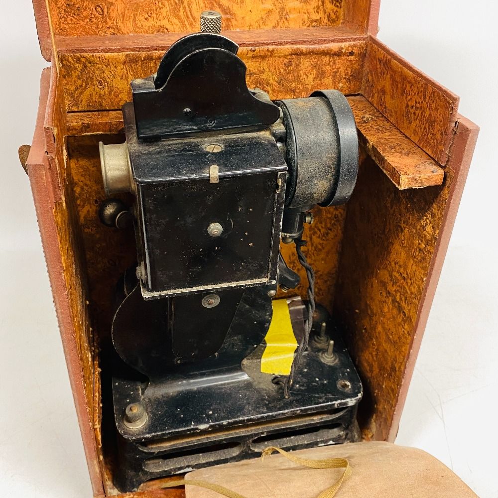 Pathe Baby パテベビー 映写機  ビンテージ 手回し映写機 パテ・ベビーの埃払い ｜ CAPS Association, Inc.
