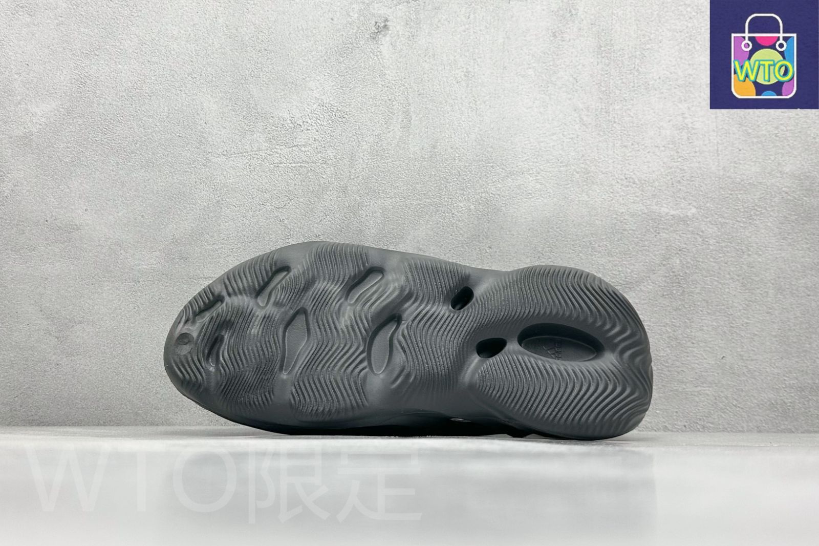 アディダス イージーフォームランナー　オニキス adidas YEEZY Foam Runner 