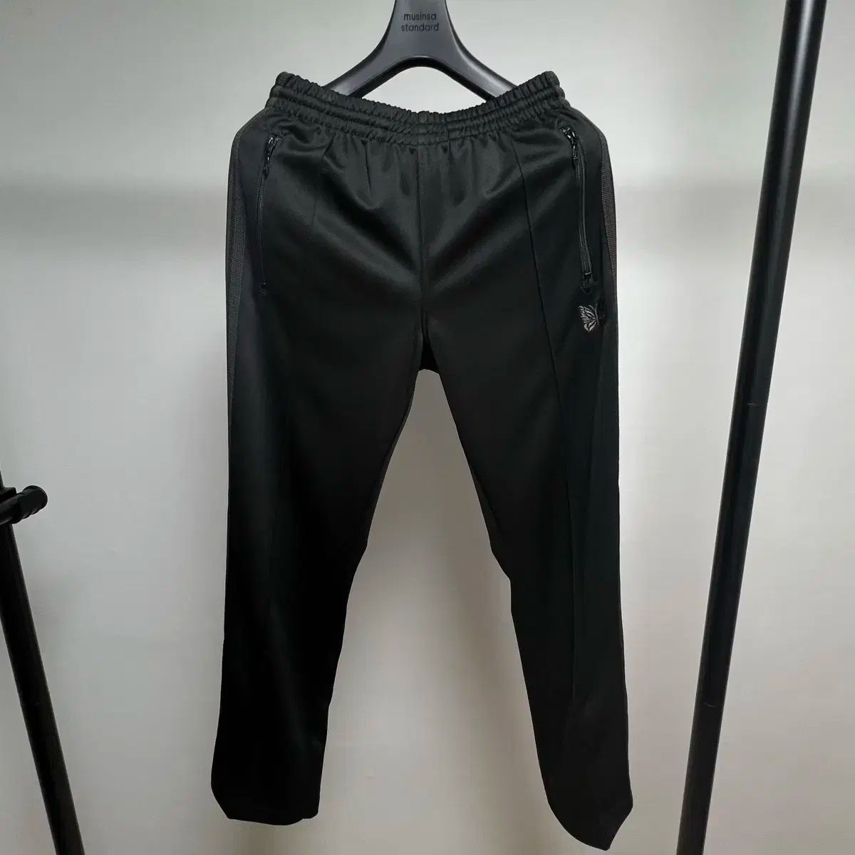 【美品】needles トラックパンツ　ブラックSサイズ NEEDLES(ニードルズ) トラック パンツ S 黒 - メルカリ