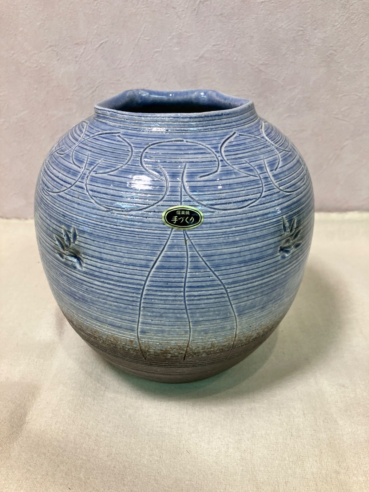 新品】信楽焼 青釉彫 丸花瓶 手作り ハンドメイド やきもの 花器 新品】信楽焼 青釉彫 丸花瓶 手作り ハンドメイド やきもの 花器
