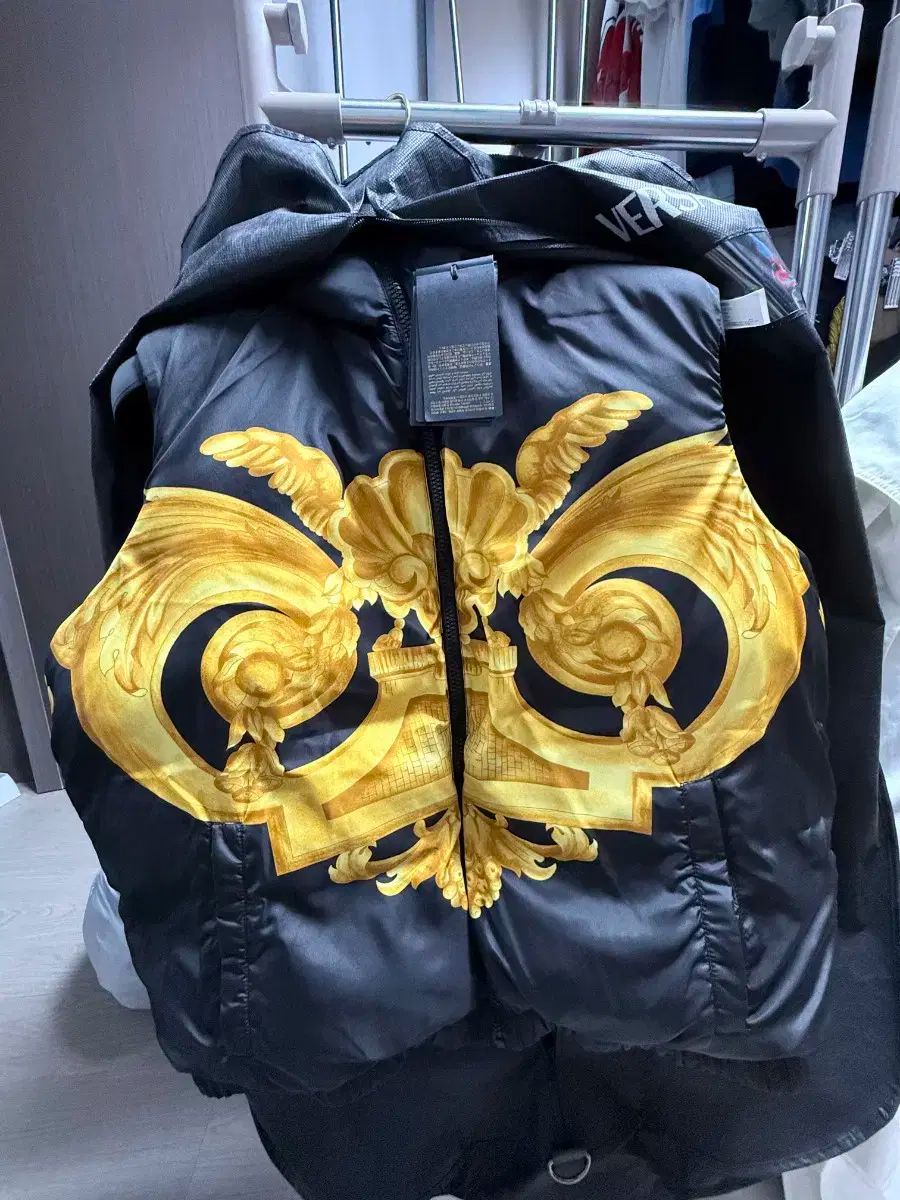 ブランド Versace(ヴェルサーチェ) リバーシブル ダウンジャケット