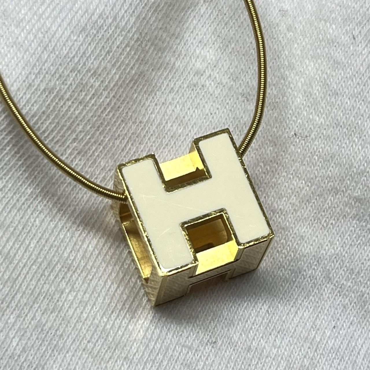 HERMES　エルメス　カージュドアッシュ Hキューブ ネックレス アイボリー エルメス Hキューブネックレス カージュドアッシュ アイボリー 中古品