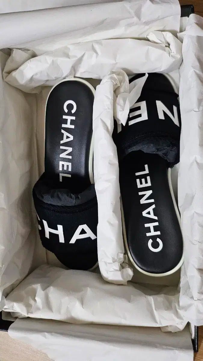 CHANEL 黒 ミュール ロゴ入り org.jpg
