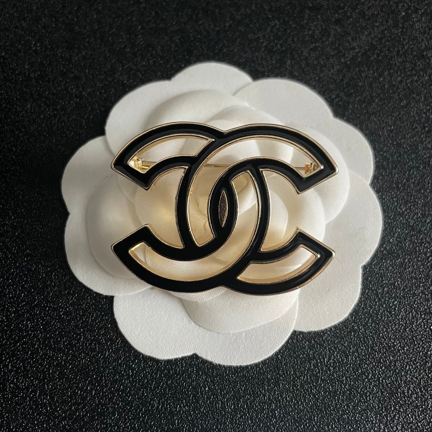 CHANEL☆ブローチ美品☆直営店購入 今日特価】CHANEL 最新モデル ブローチ レディース ファッション