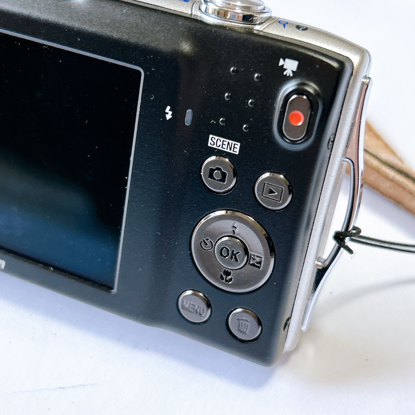 ニコン coolpix s3300 シルバー デジカメ コンデジ 充電器あり