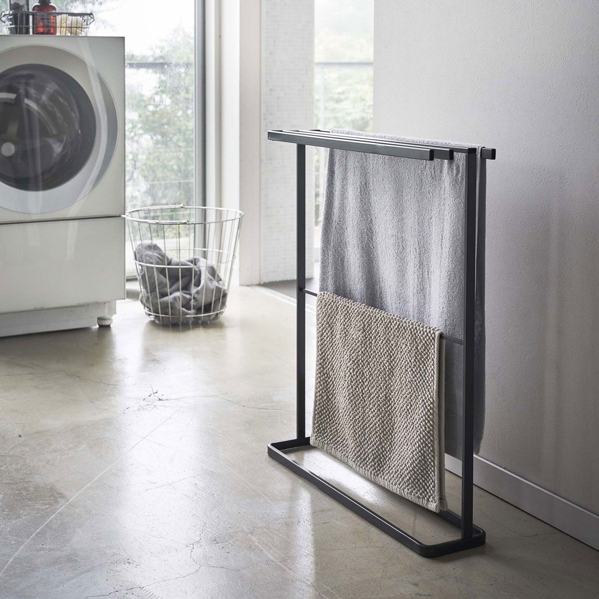 新品 tower タワー 横から掛けられるバスタオルハンガー スリム ブラック【SPORTUS】※北海道・沖縄発送不可