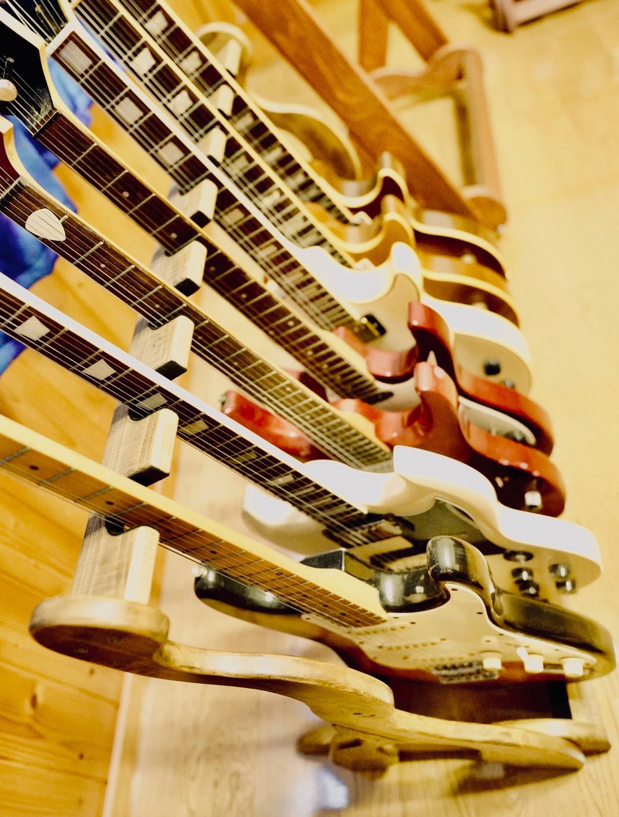 1台 手作り木工 木製ギタースタンド 古材 7本掛け