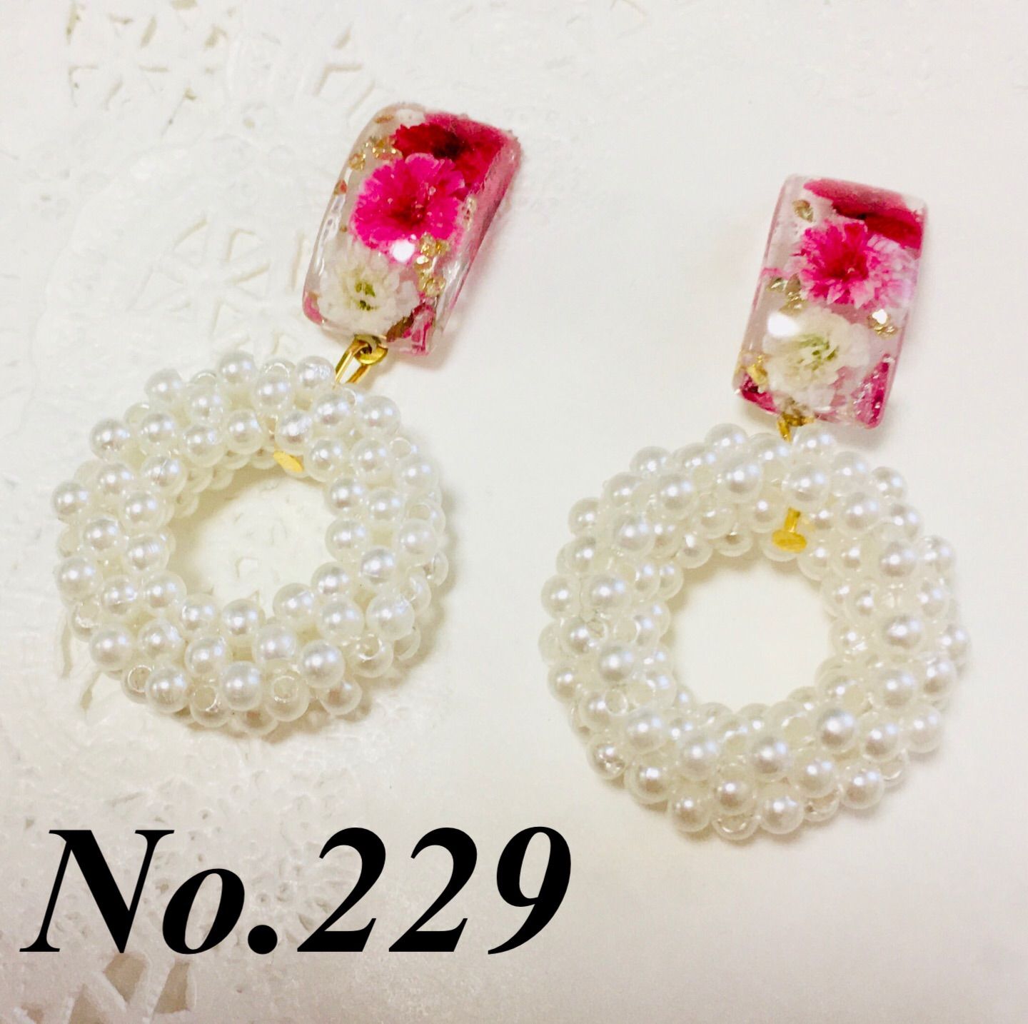 No.229 フラワーレジン×つぶつぶパール ピアス/イヤリング - メルカリ