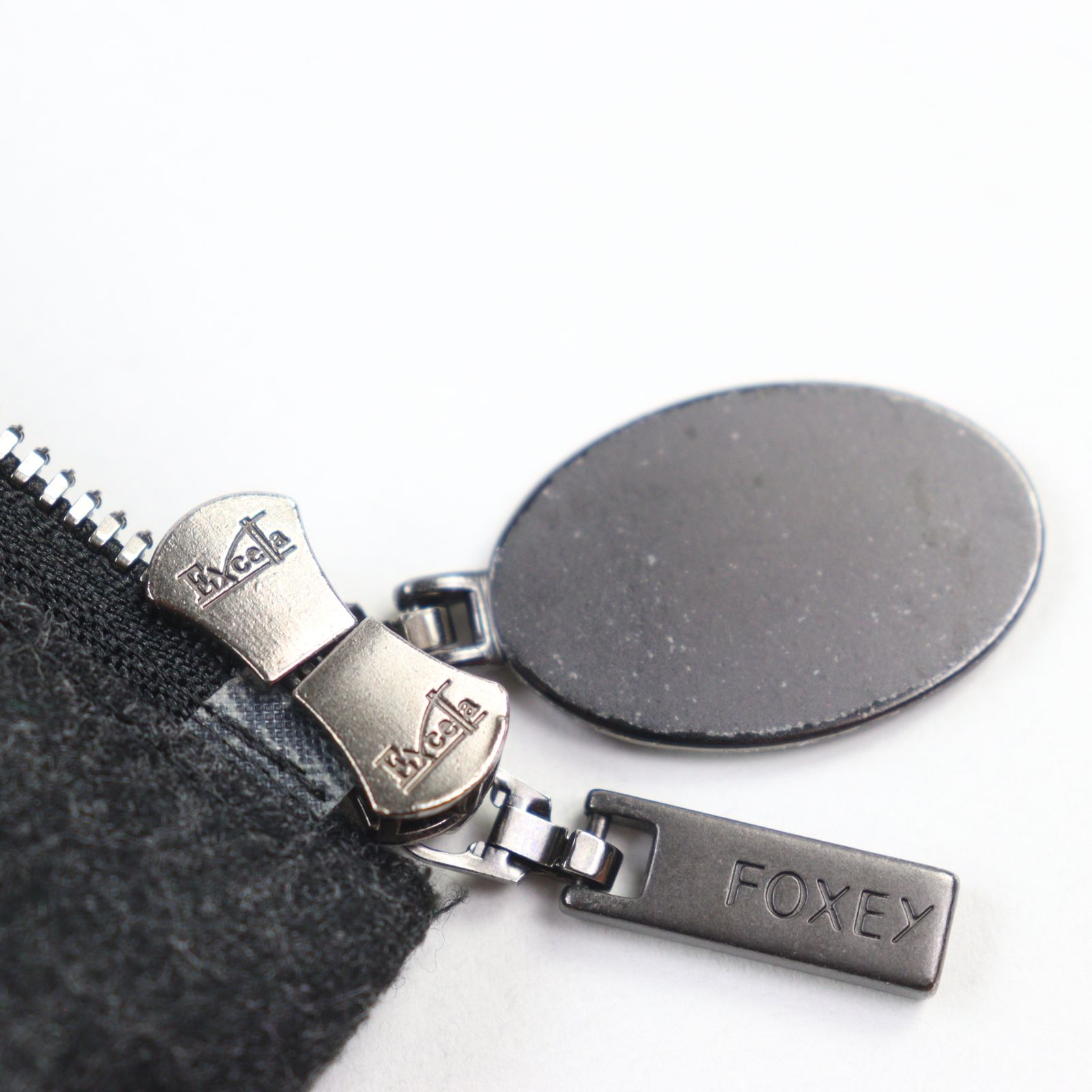 ▲FOXEY フォクシー 28968 ウール カシミヤ混 ロゴプレート付き 襟チンチラ ダブルZIP ダウン ダウンベスト グレー 38 レディース SIROKUMA-CORPORATION_COM