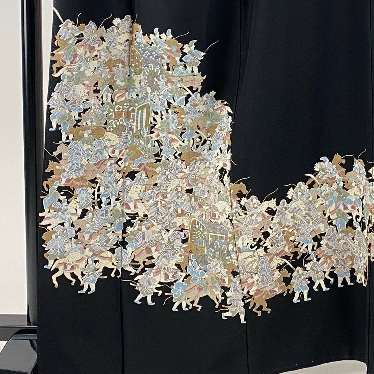 黒留袖 身丈163cm 裄丈69.5cm L 袷 人物 御所車 相良刺繍 金糸 黒 正絹 名品