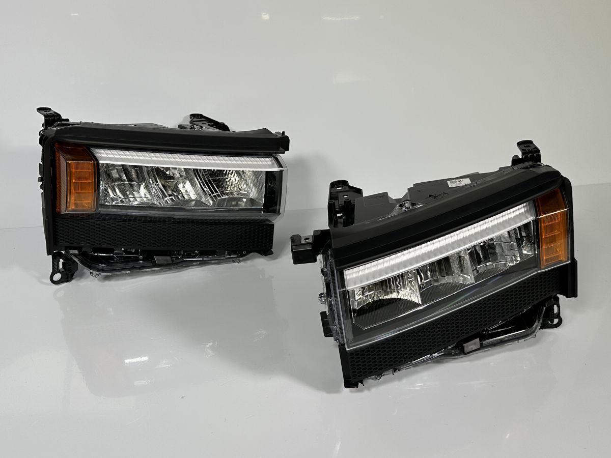 新車外し/美品 ランドクルーザー250 TRJ250W 純正 角目 左右ヘッド