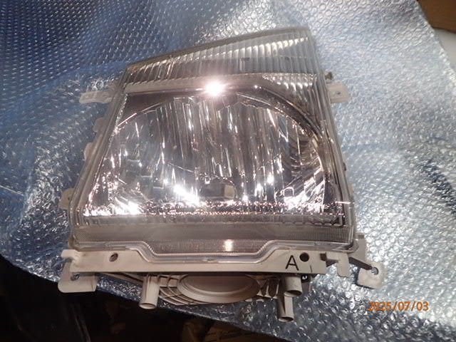 エルフ NHR85 ヘッドライト ヘッドランプ 左 koito 110-21884