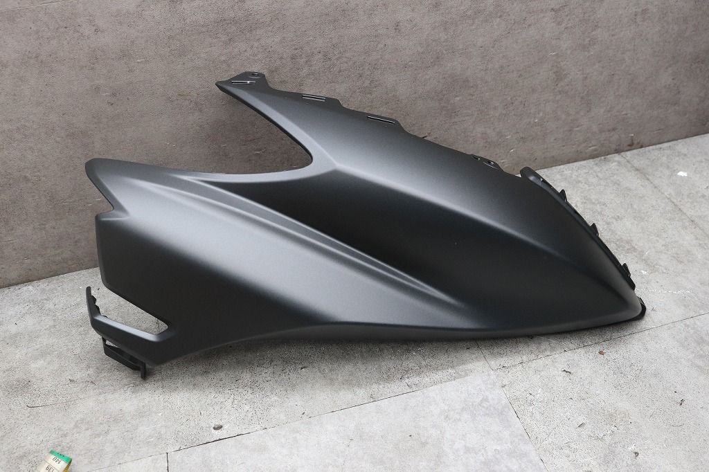 スズキ　純正　新品　バーグマン125　キャブ/Fi　左シールドレッグフロントカウル　黒　１　48211-44K02-YKV　