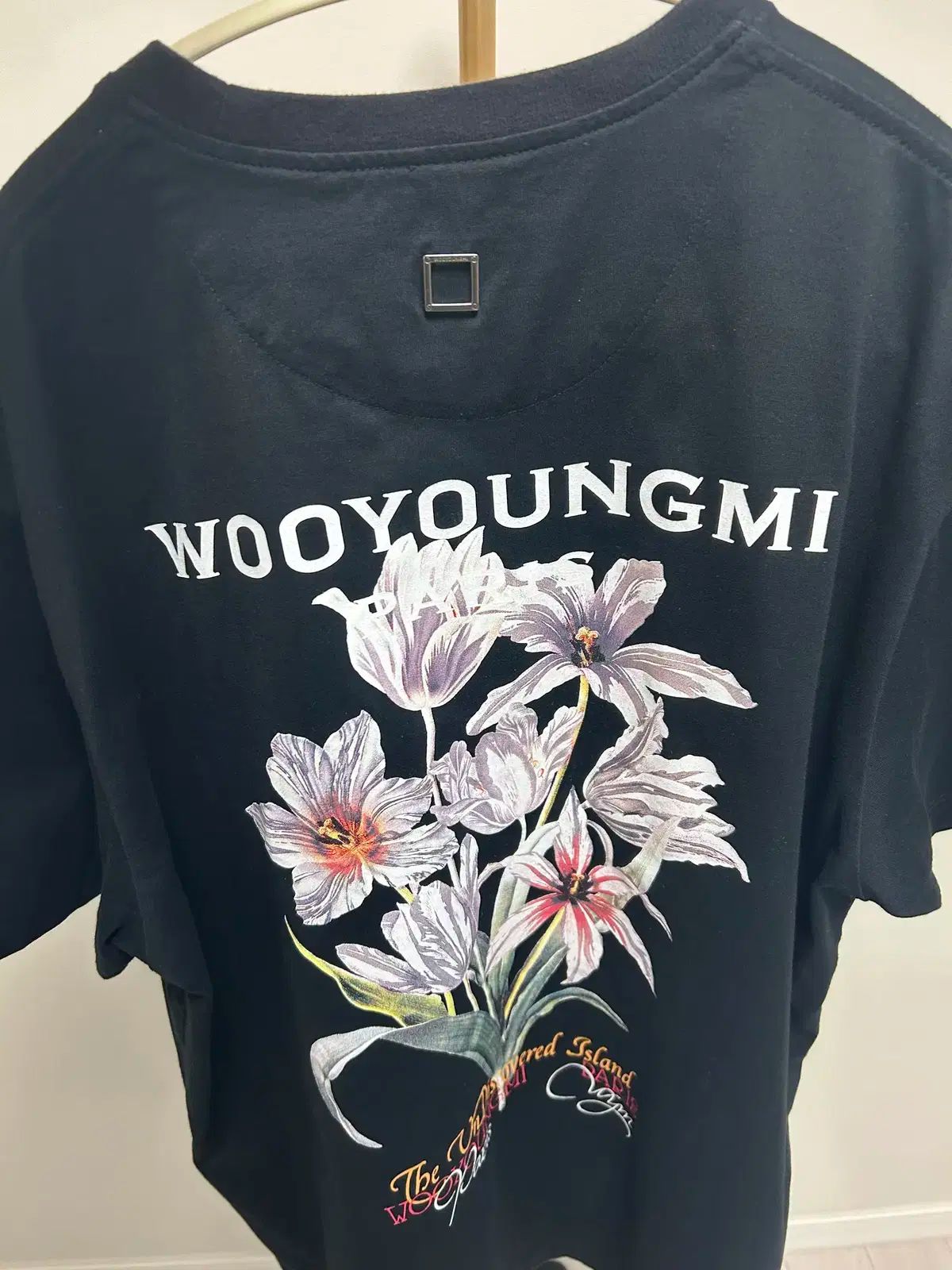 24SS WOOYOUNGMI(ウーヨンミ) フラワー バックロゴ 黒 Tシャツ