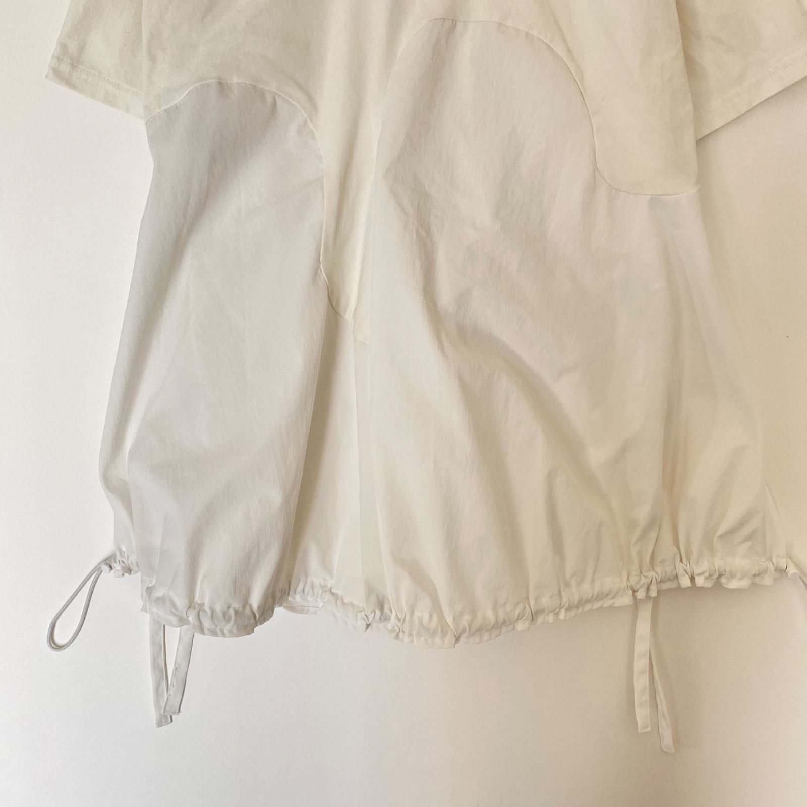  UN 3 D. アンスリード ウェーブラインTシャツ ホワイト 半袖(Tシャツ) Tシャツ カットソー