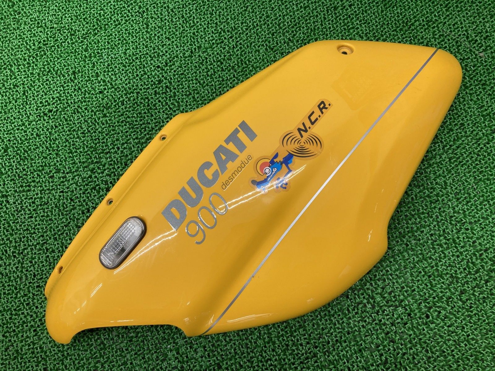SS900 サイドカウル 左 黄 48030861A ドゥカティ 純正 バイク 部品 スーパースポーツ900 修復素材に 品薄 希少品 【中古】 80 バイク SS900 サイドカウル 左 黄 48030861A ドゥカティ 純正 バイク