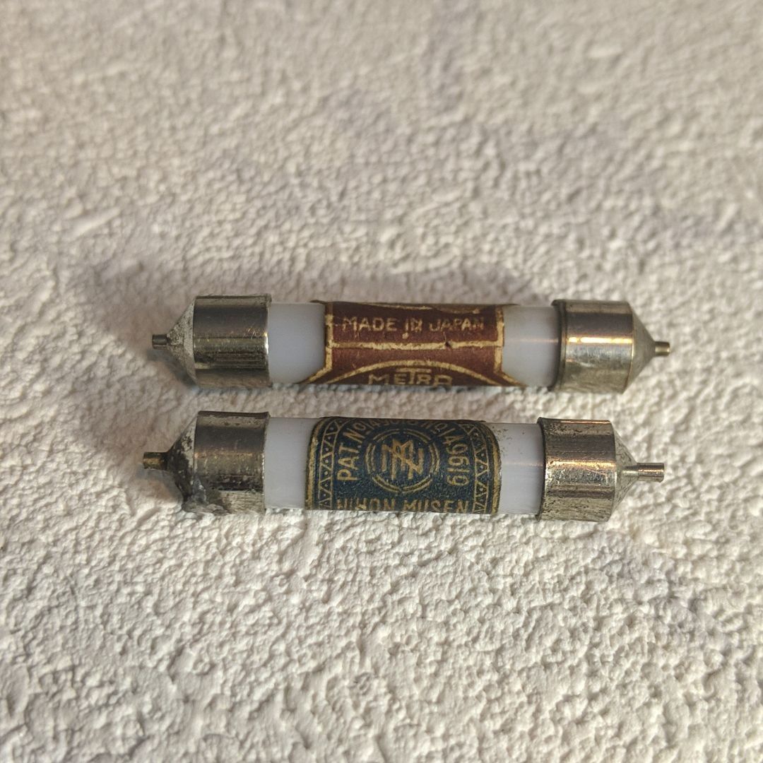 超希少品　大正時代蓄音器ヒューズ2本とソケット　(日本製)　METRA　日本無線 超希少品 大正時代蓄音器ヒューズ2本とソケット (日本製) METRA