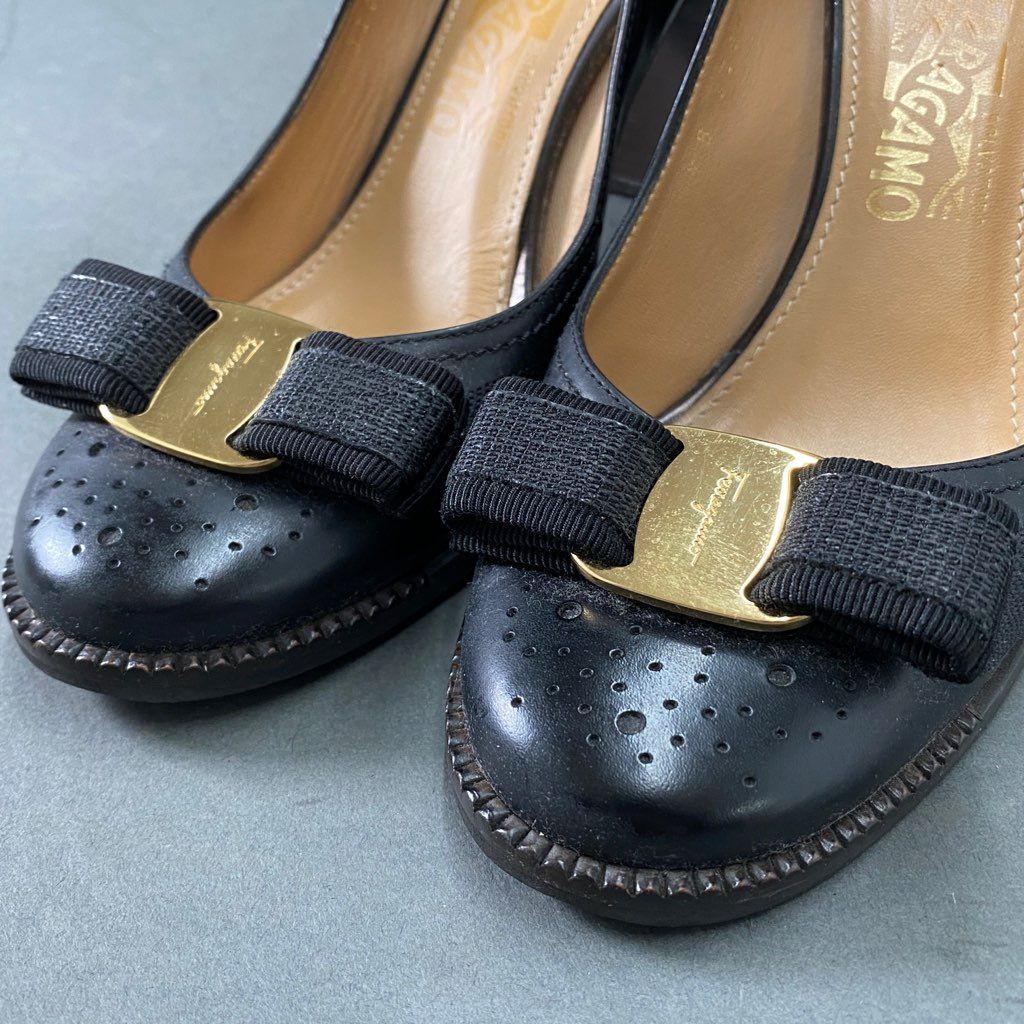 3b8 Salvatore Ferragamo ヴァラリボン メダリオン パンプス チャン ...