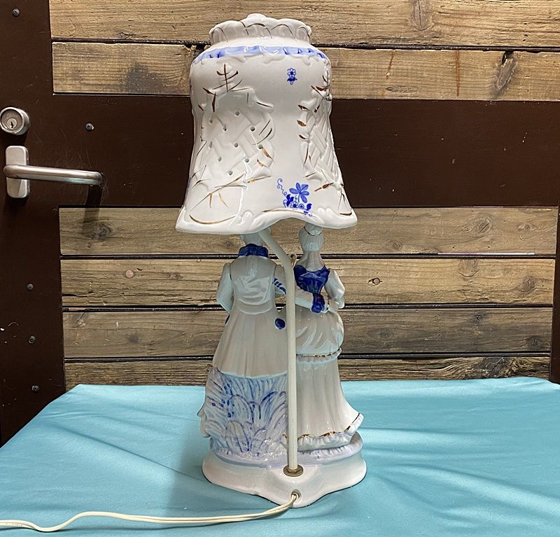 ★sale【美品】西洋貴族の陶器製　電気スタンド　ランプ　白地 ☆sale【美品】西洋貴族の陶器製 電気スタンド ランプ 白地 インテリア